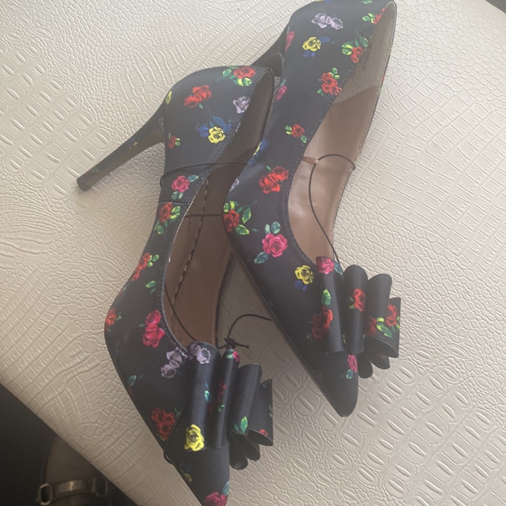 NWOT-Betsy Johnson Black Satin Floral Heels